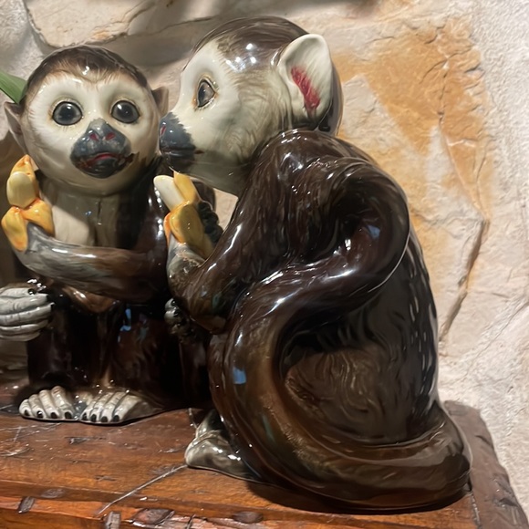 Majolica Style Capuchin Monkeys - Picture 5 of 9